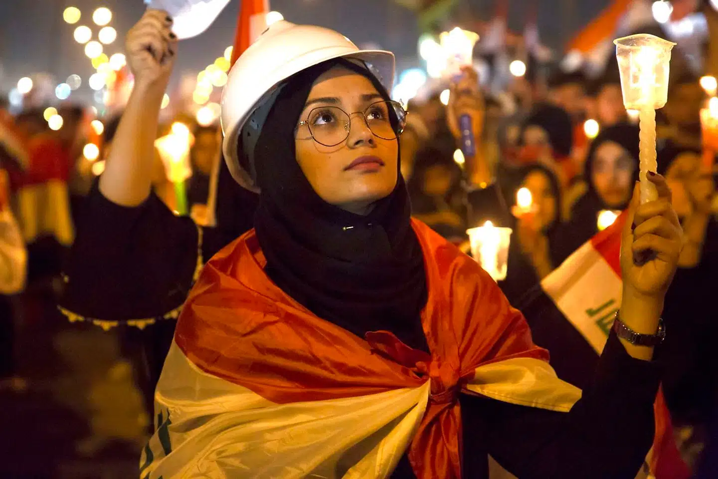 Irakiske demonstranter tænder lys for dem, der er blevet dræbt under de seneste ugers protester mod korruption, økonomisk elendighed og iransk indflydelse i Irak. Styret og paramilitære grupper har svaret brutalt igen. 250 er dræbt, og 10.000 er blevet såret.
