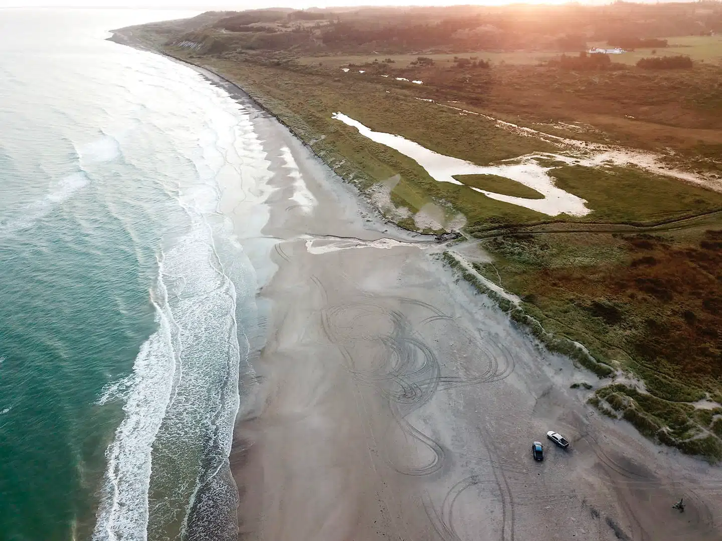 Ude i horisonten omkring 100 km nordpå ligger Skagen. Målet er at køre hele vejen derop langs stranden.