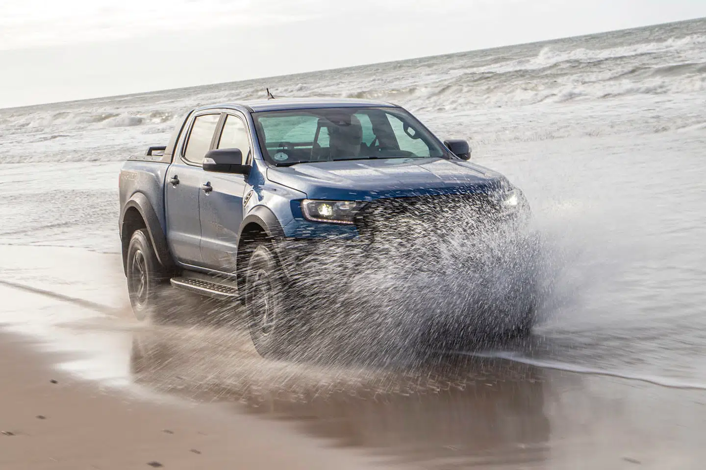 Ford Ranger Raptor er født til det her: Livet i overhalingsbanen, hvor sjov slår alvor, og eventyrlyst slår hverdagsslid.