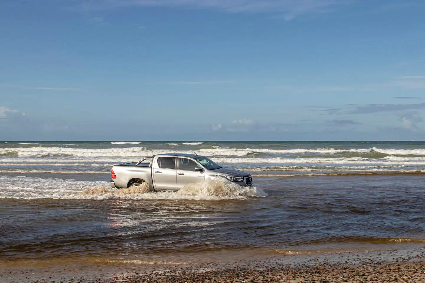 Toyota Hilux kravler uproblematisk gennem Liver Å.