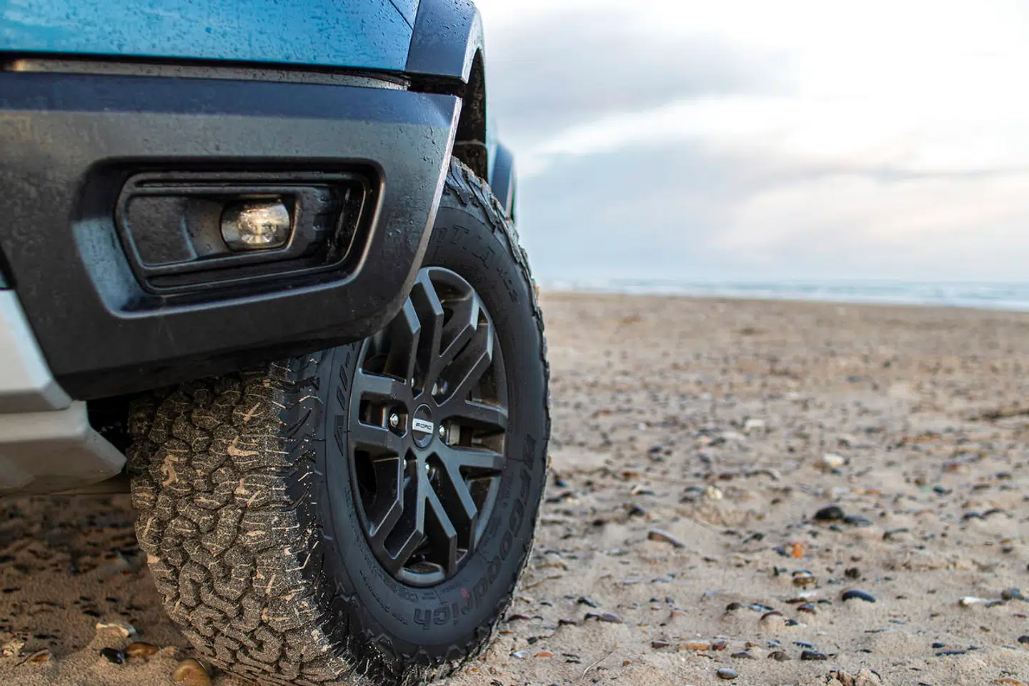 Begge biler kører med terrændæk, og det er vigtigt med fornuftigt fodtøj i sandet.