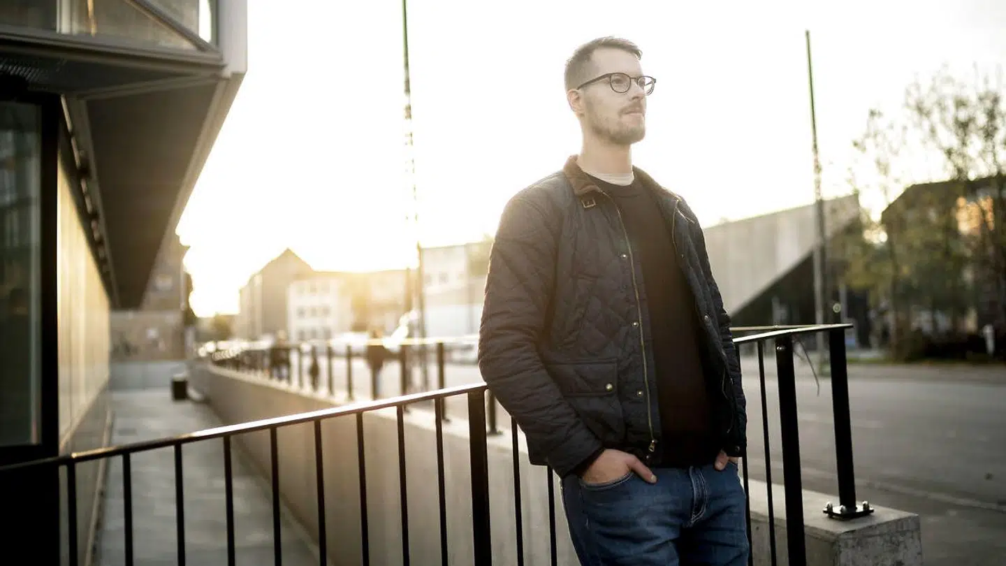 Emil Lundbo, kandidat i psykologi og globale studier fra RUC. Dimitterede 26. april og har været på dagpenge siden. Emil er ved at starte egen virksomhed op sammen med et par andre, hvor de vil udvikle værktøjer og kursusforløb, der skal hjælpe børn og unge til at blive afklaret om deres fremtid.