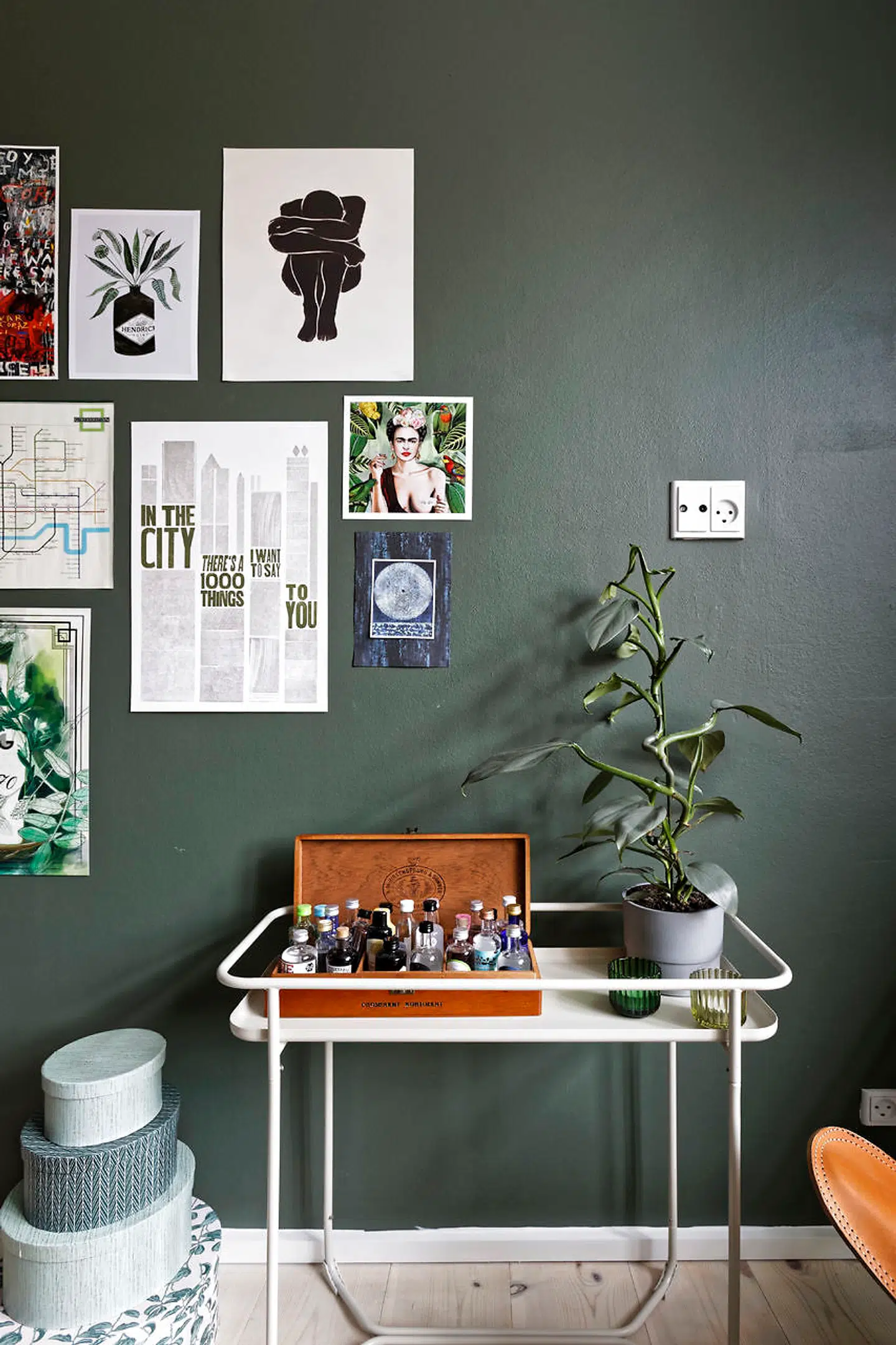 Oldemors gamle cigarkasse er en af de nostalgiske arveting, Emilie Bjørnskov hæger om og gerne vil have frem. Kassen bruges til en samling souvenirflasker med gin fra mange lande. Det hvide metalbord er fra Ikea.