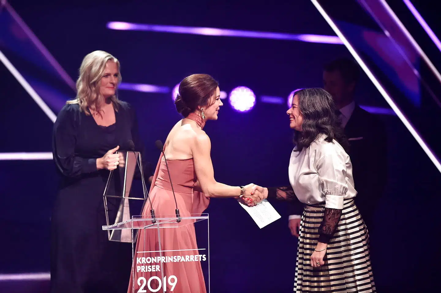 Bydelsmødre modtager pris. Kronprins Frederik og Kronprinsesse Mary uddeler Kronprinsparrets Priser i Odeon, Odense, lørdag den 2. november 2019.. (Foto: Ida Guldbæk Arentsen/Ritzau Scanpix)