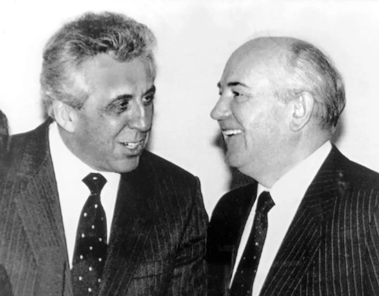 1. november 1989 besøgte DDRs nye leder, Egon Krenz, Sovjetunionens daværende leder, Mikhail Gorbatjov. Få dage før havde Krenz' regering modtaget et tilbud fra Kina. Arkivfoto: Ritzau Scanpix