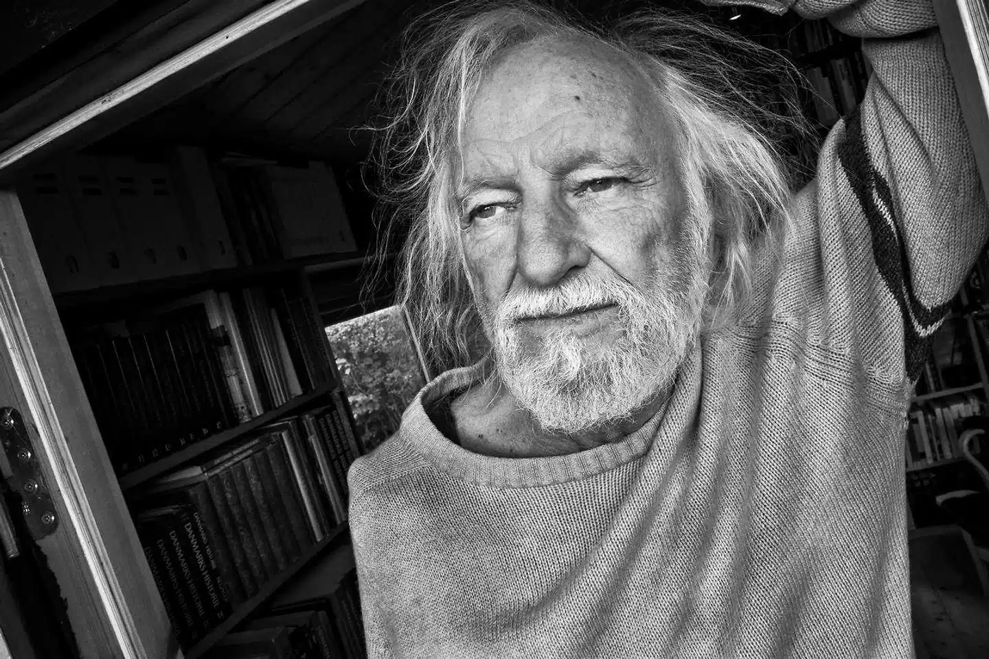 »Enden på tragedie«, Svend Åge Madsens nye roman, er på en måde to bøger samlet i en. Romanformen møder novellegenren, og sød forvirring og stor kompleksitet opstår. 2. november 2019 fylder forfatteren 80 år.
