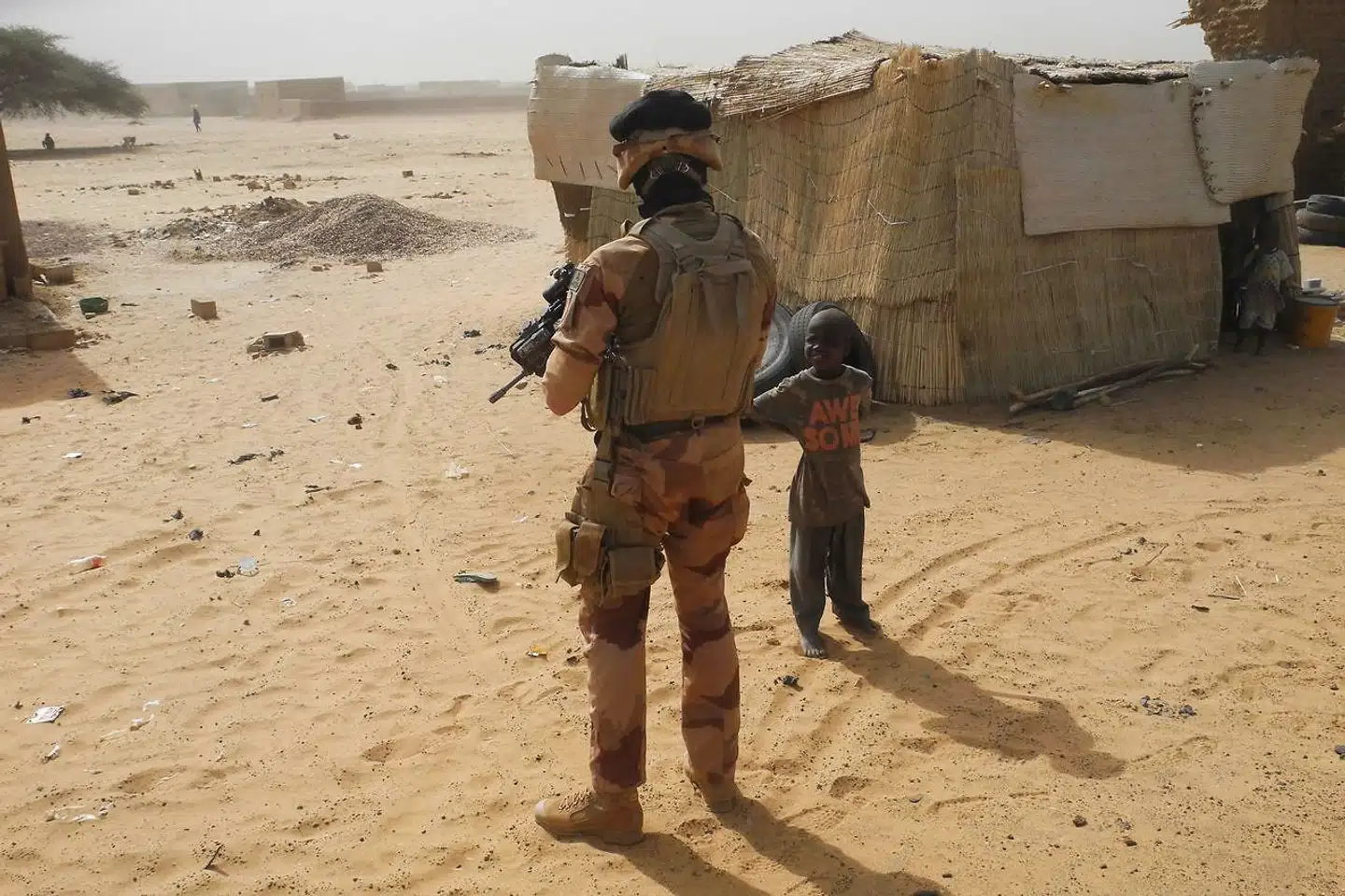 En fransk soldat på patrulje i marts 2019 under Operation Barkhane. Folketinget har besluttet at bidrage med 70 danske soldater og to transporthelikoptere.