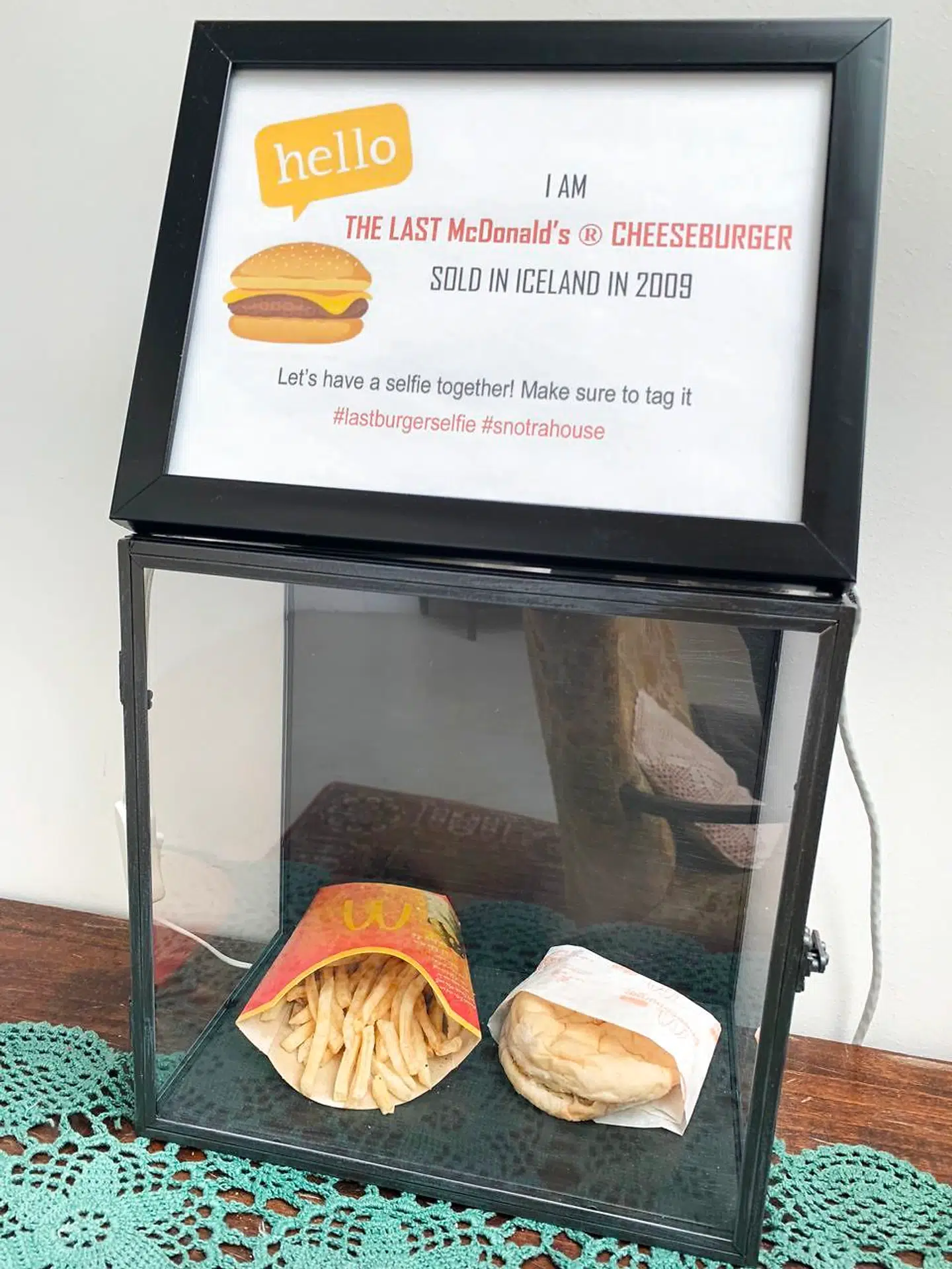 31. oktober 2009 købte islændingen Hjörtur Smárason denne burger, der nu ligger i en glasmontre og fremviser sin aldring – eller manglen på samme.