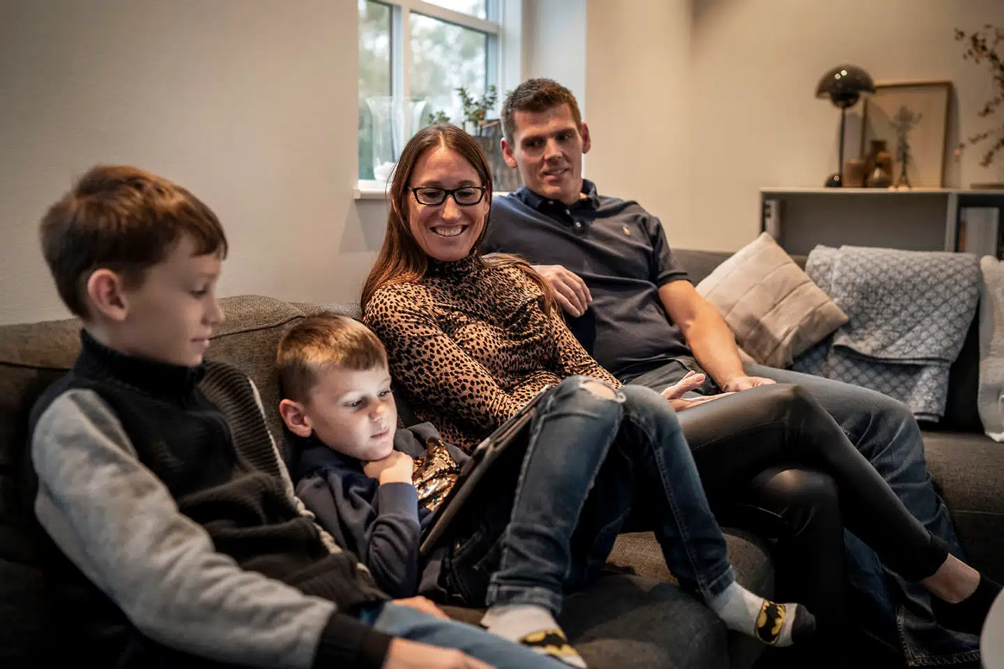 Jannik Skovgaard Rasmussen og Stine Susanne Jensen var i efterårsferien en uge i Egypten med sønnerne Emil på seks år og Malthe på ni år samt bedsteforældre. Familien endte med at spare over 13.000 kr. på stort set den samme rejse, som de i første omgang havde set sig lune på.