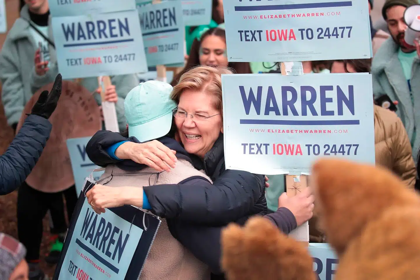 Elizabeth Warren mødes af sine tilhængere uden for Wells Fargo Arena i Des Moines, Iowa. 14 af de håbefulde demokratiske præsidentkandidater forventes at tale ved Liberty and Justice Celebration i Iowa denne weekend.
