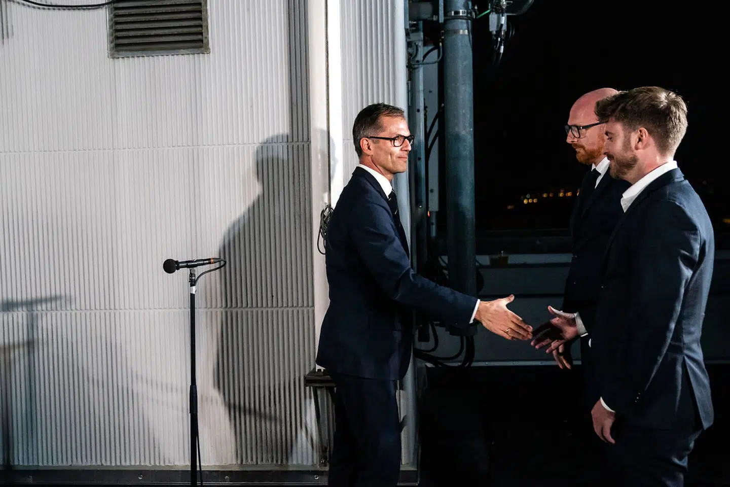 Radio24syv lukkede ved midnat natten til fredag. Mikael Bertelsen, Mads Brügger, Kristoffer Eriksen og andre ledende figurer sagde farvel fra toppen af Radio24syv-bygningen lidt over en uge efter, at det stod klart, at den nye DAB-kanal tilfaldt nykommeren radio Loud.