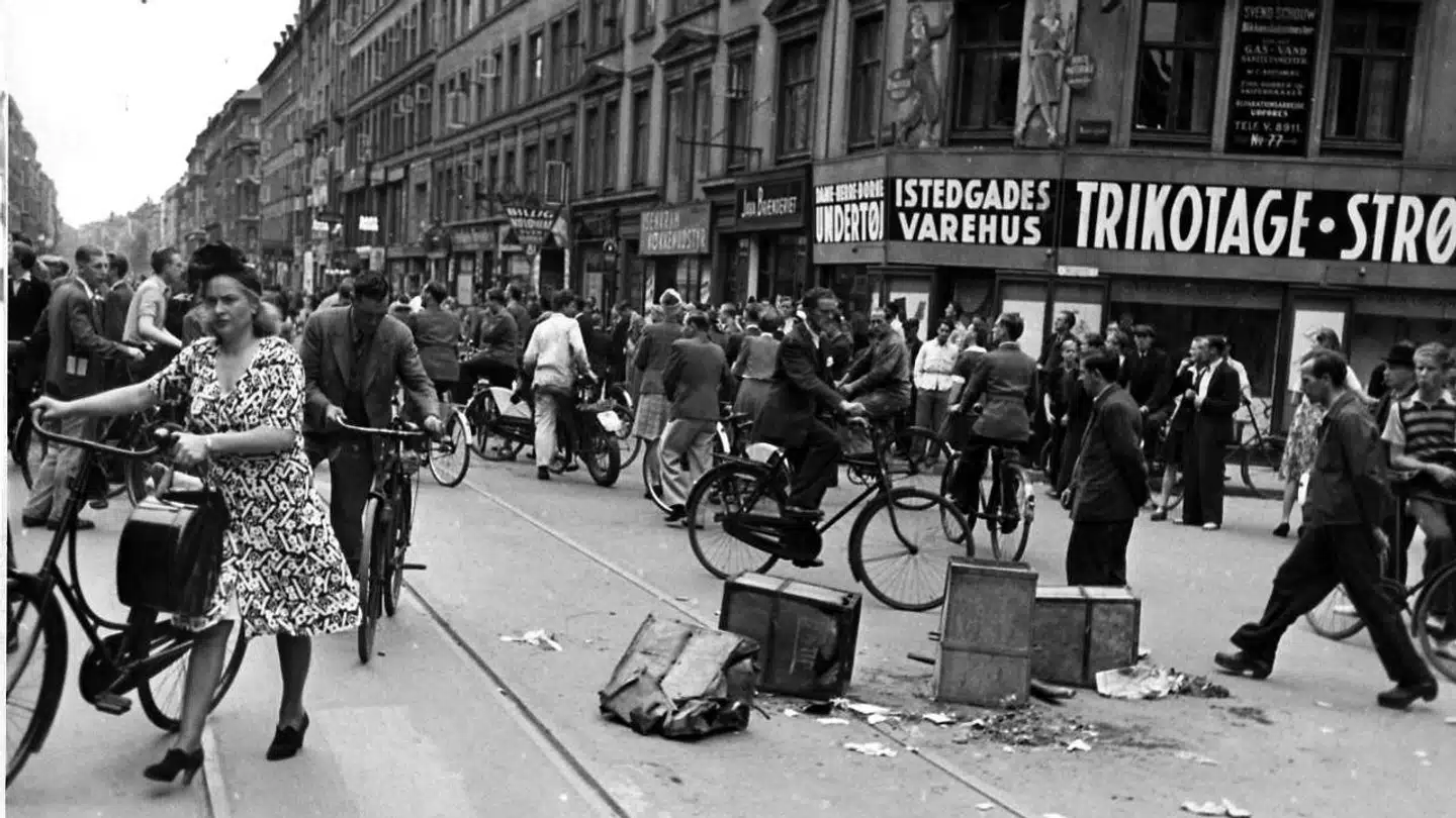 Langt henne i krigen støttede de fleste danskere samarbejdspolitiken med tyskerne. Men i august 1943 gik regeringen af, frihedskæmperne fik vind i sejlene, og uro og strejker brød ud. Som her i Istedgade. Scanpix.