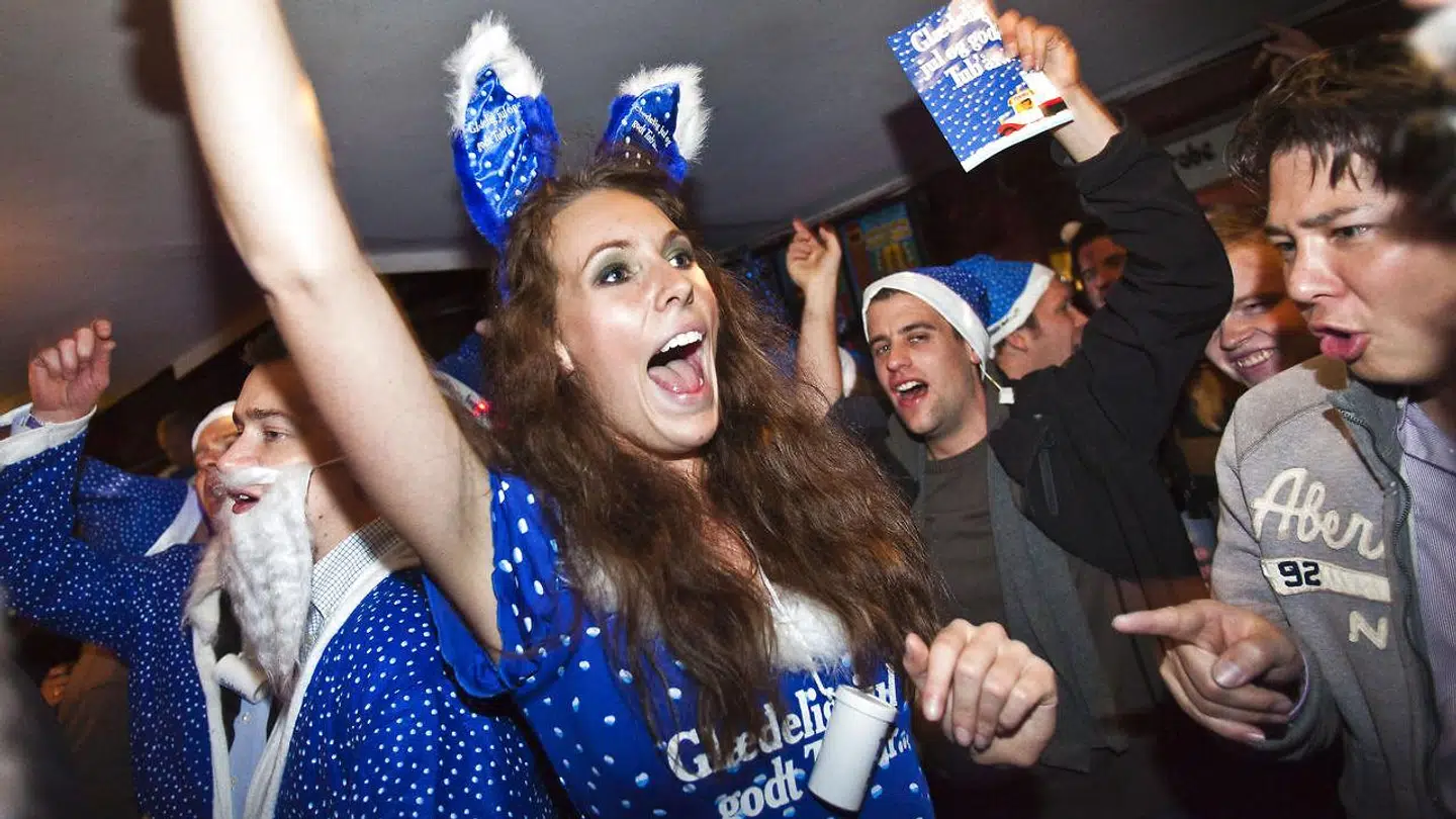 I 2011 optrådte visse af Carlbergs kvindelige medarbejdere med »kaninører« på J-dag (billedet). Den tradition blev afskaffet i 2014, fortæller Carlsbergs pressechef, Kasper Elbjørn. »Jeg har ikke noget mod, at piger tager et andet kostume på end mænd, men det virker lidt fjollet at gå i lårkort på Wessels Kro, og sådan et sted skal jo også besøges sådan en aften,« siger han.