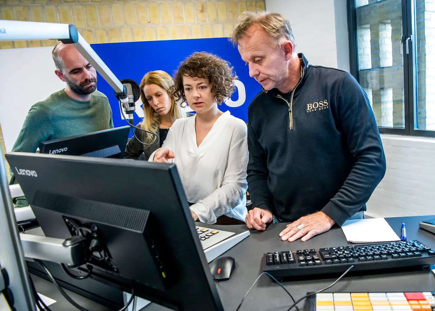 Radio4-journalisterne, Claus Elgaard, Anne-Marie Dohm og Tina Kragelund i Radio4s lokaler i Aarhus. Den nye landsdækkende radio begyndte at sende fra midnat.