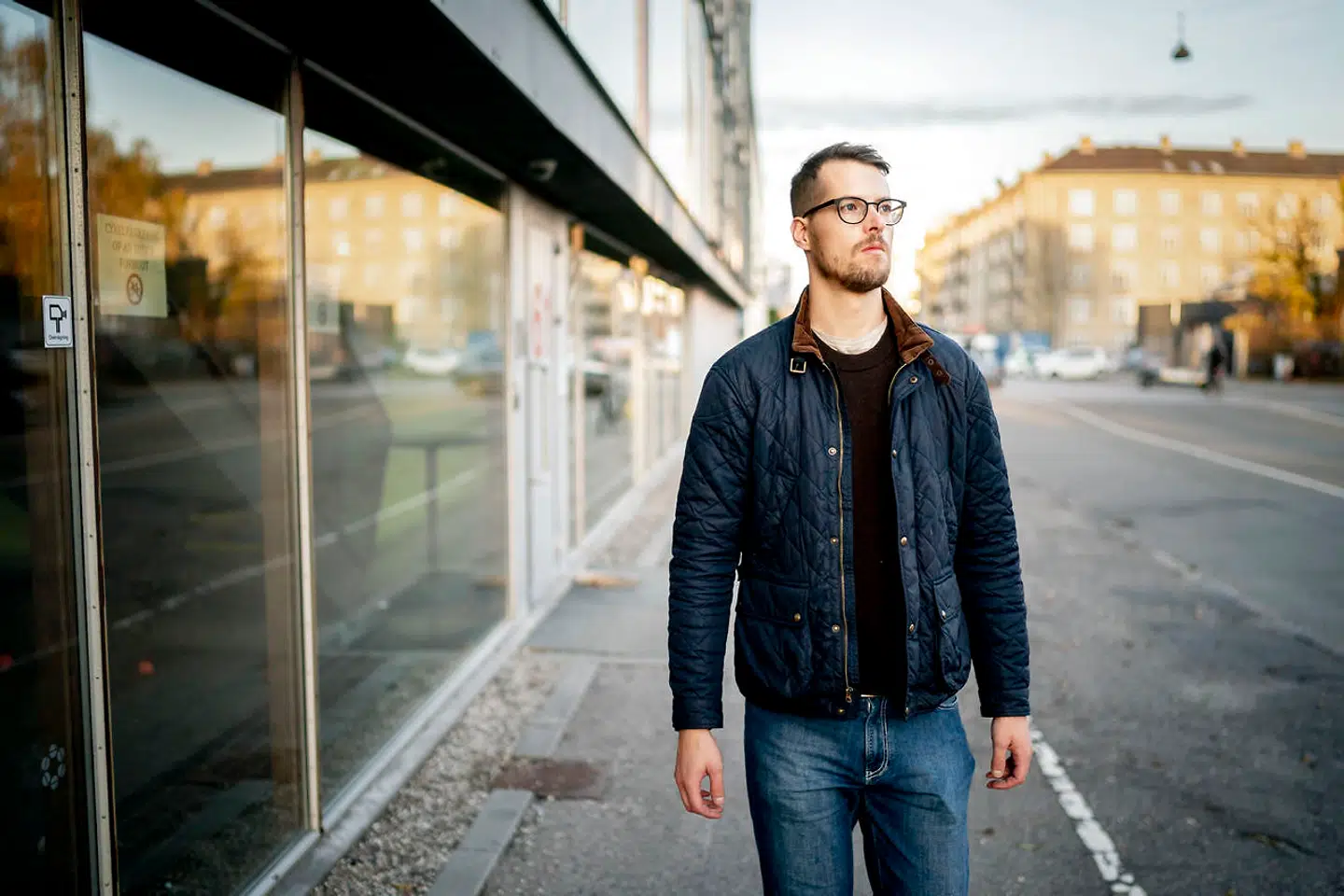 Emil Lundbo, kandidat i psykologi og globale studier fra RUC. Dimitterede 26. april og har været på dagpenge siden. Emil er ved at starte egen virksomhed op sammen med et par andre, hvor de vil udvikle værktøjer og kursusforløb, der skal hjælpe børn og unge til at blive afklaret om deres fremtid.