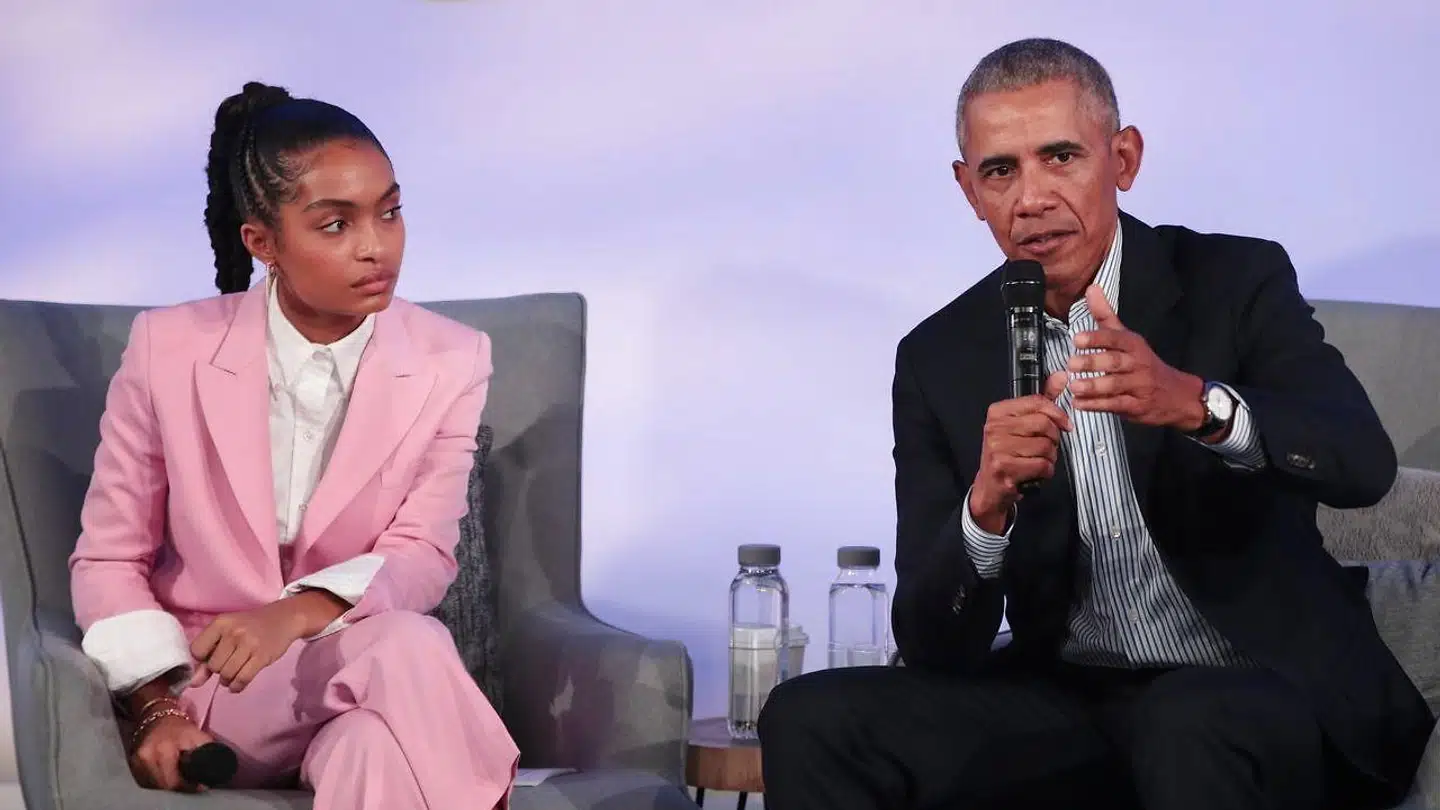 Den tidligere præsident Barack Obama talte med skuespilleren Yara Shahidi i Chicago. Et af tidens mest brandvarme emner, identitetspolitikken, kom op. Foto: Scott Olson/Getty Images