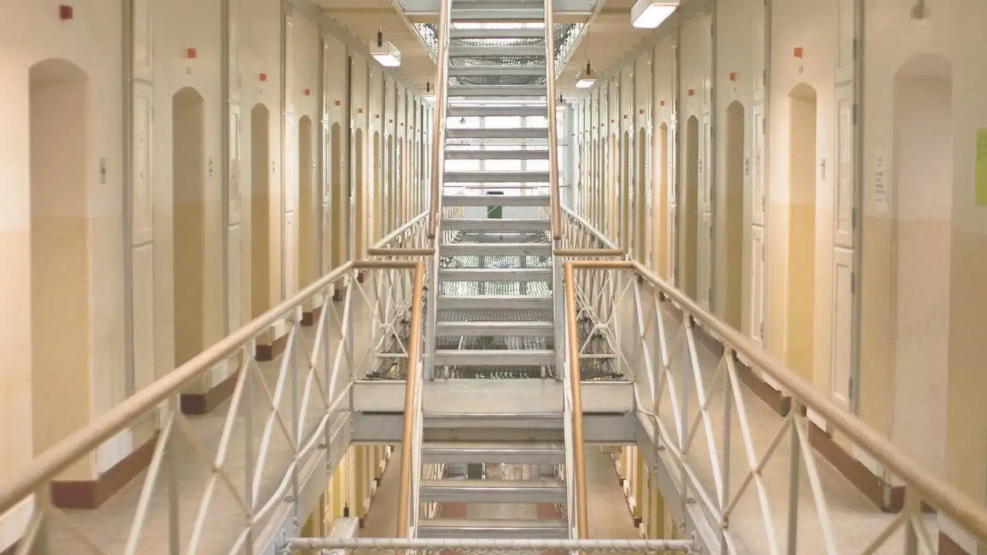 »Kriminalforsorgen oplever mere end ét overfald mod personalet om dagen. Ligeledes er sygefraværet mere end tre gange det statslige gennemsnit, og risikoen for tidlig nedslidning er ni gange så høj som landsgennemsnittet,« skriver Lasse Frahm Bertelsen og Bo Yde Sørensen.