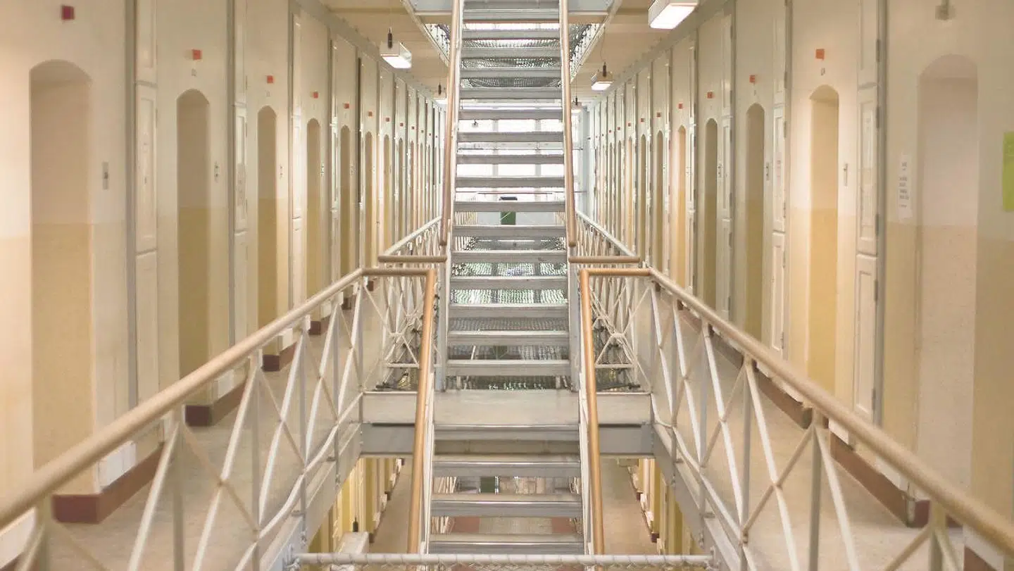 »Kriminalforsorgen oplever mere end ét overfald mod personalet om dagen. Ligeledes er sygefraværet mere end tre gange det statslige gennemsnit, og risikoen for tidlig nedslidning er ni gange så høj som landsgennemsnittet,« skriver Lasse Frahm Bertelsen og Bo Yde Sørensen.