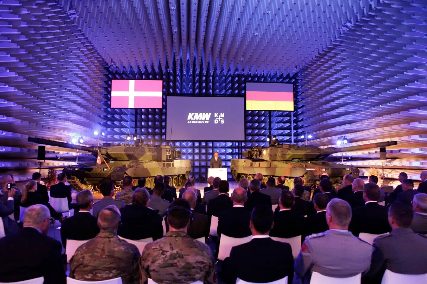 Leopard 2A7-kampvognen bliver præsenteret hos den tyske producent Krauss-Maffei Wegman. Ifølge Forsvarets Materiel- og Indkøbsstyrelse er Forsvaret nu udstyret med »den bedste kampvogn i Europa«.