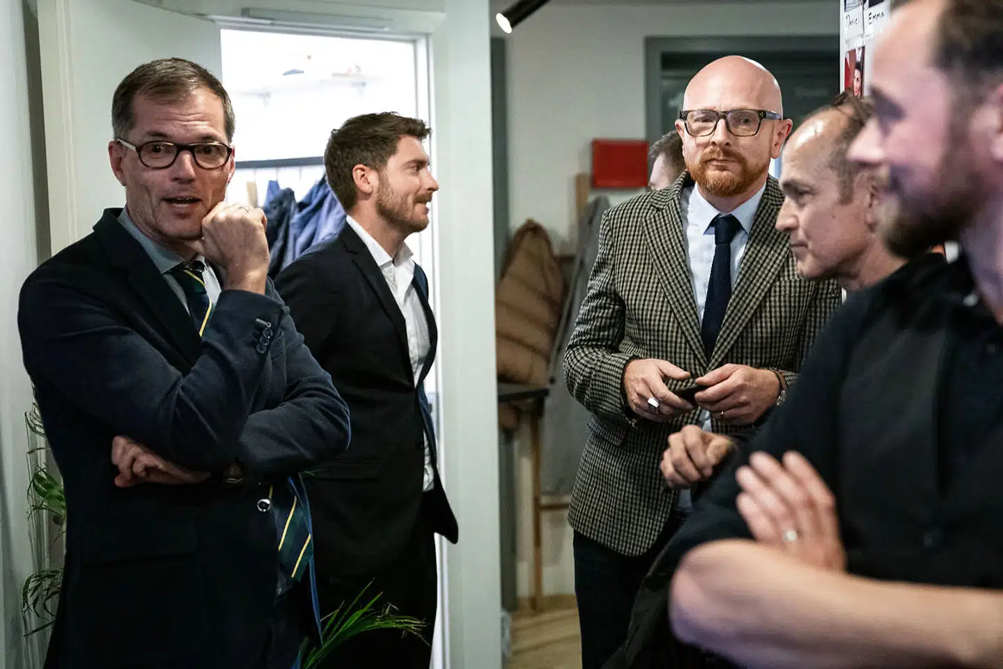 Programchefer på Radio24syv Mikael Bertelsen (tv.) og Mads Brügger (th.) med Kristoffer Eriksen (i midten) m.fl. efter beskeden om, at radiokanalen ikke kan fortsætte som DAB-kanal, tirsdag den 22. oktober 2019.