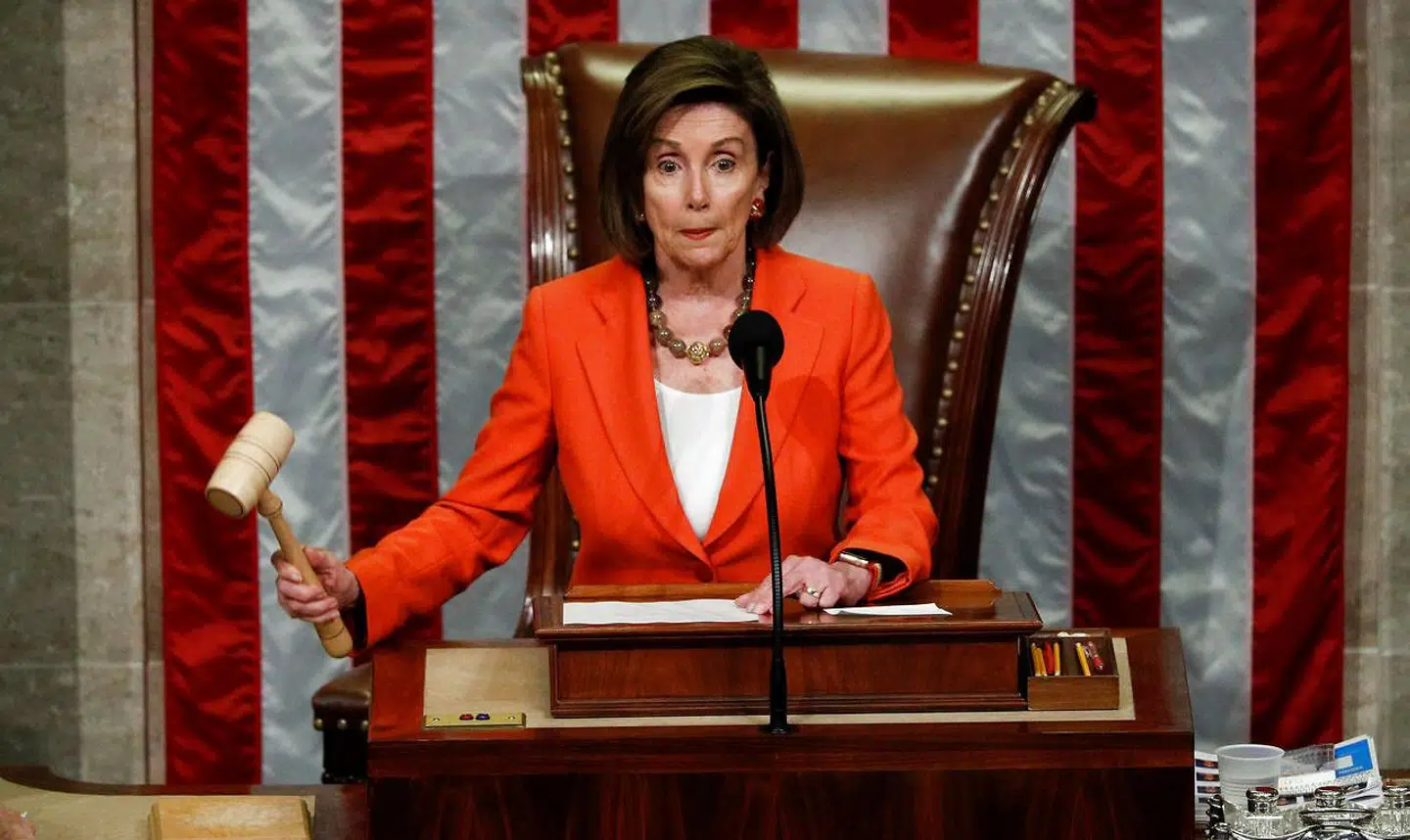 »Jeg ved ikke, hvorfor Republikanerne er bange for sandheden,« lød det fra Nancy Pelosi, Demokraternes majoritetsleder i Repræsentanternes Hus, i forbindelse med afstemningen om at åbne høringerne om Trumps påståede forsøg på at lægge pres på den ukrainske præsident for at få gravet smuds frem mod Joe Biden.