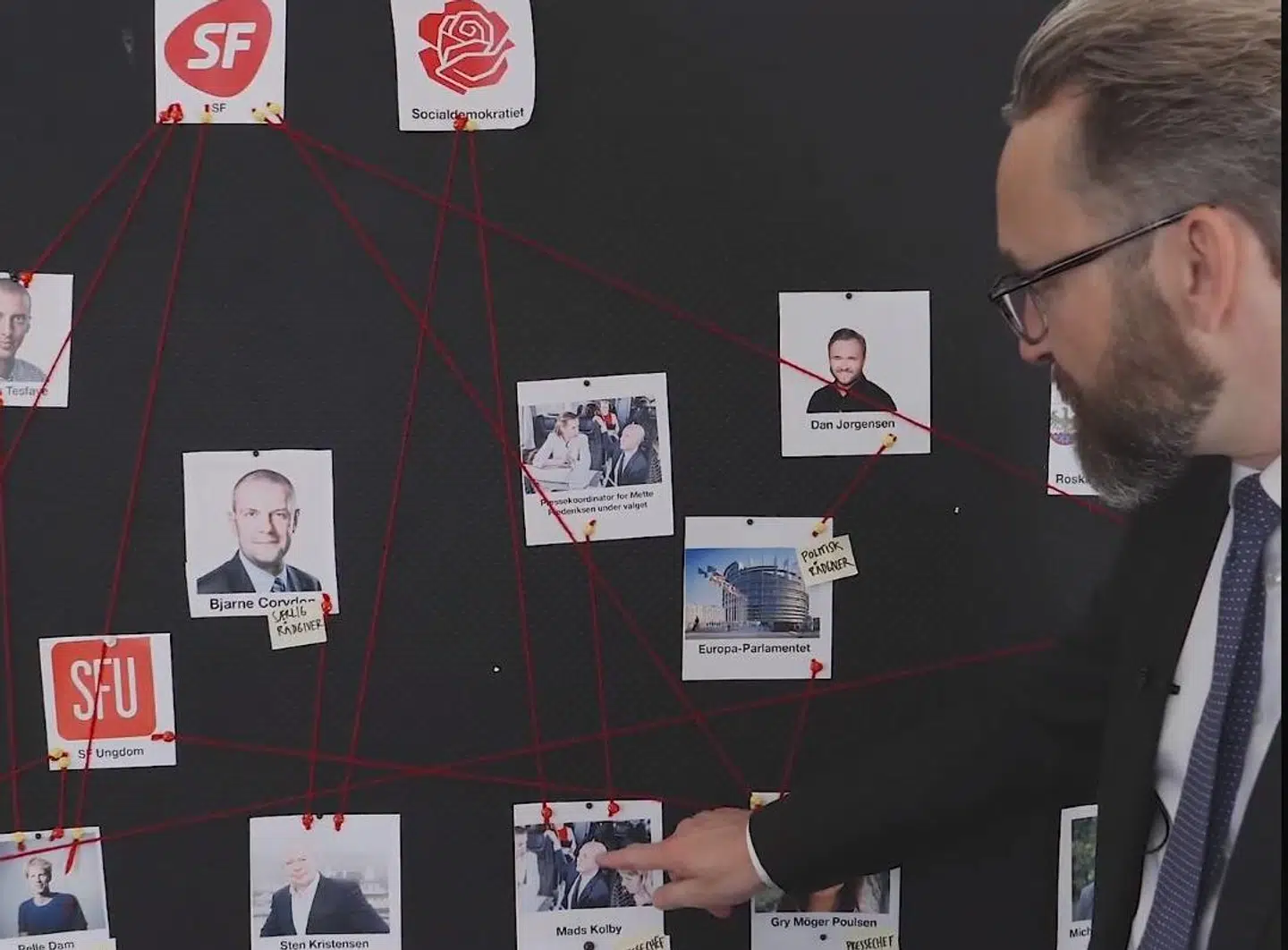 »Det skal vi se nærmere på i det her store »spinnet«, som jeg nu vil præsentere for jer,« siger Ole Birk Olesen i en video, hvor han gennemgår en række af ministeriernes nye ansættelser og påpeger et bånd til regeringen.