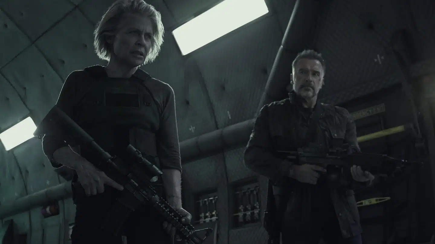 Sarah Connor (Linda Hamilton) og T-800 (Arnold Schwarzenegger) gør klar til kamp i »Terminator: Dark Fate«. Foto: Nordisk Film