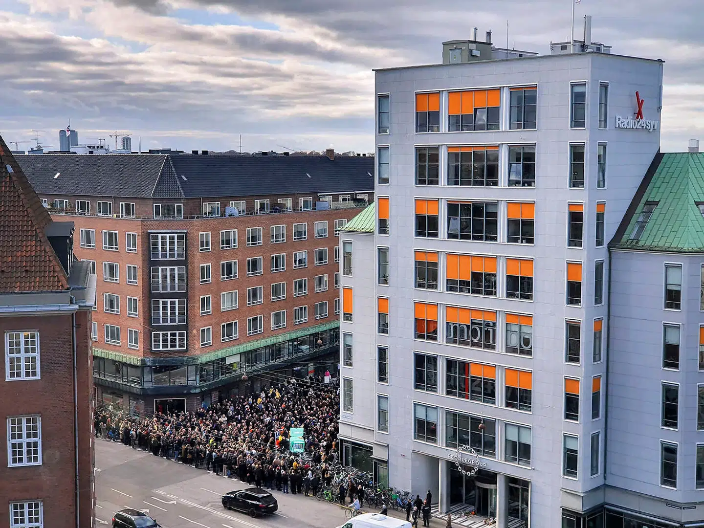 Radio24syv sagde torsdag farvel til sine lyttere. En del af dem var mødt op ved radioens bygning på Vester Farimagsgade.