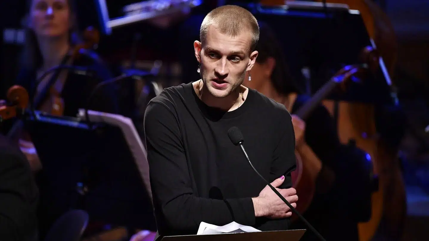 Forfatter Carsten Jensen har kun roser til overs for Jonas Eikas takketale ved Nordisk Råds Litteraturpris. Han håber at endnu flere forfattere vil udnytte deres talerør.