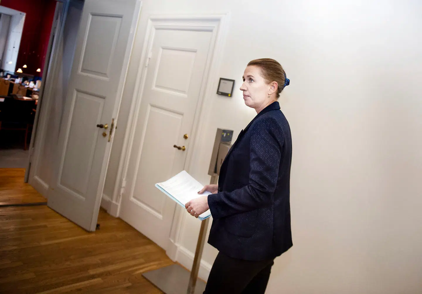 Statsminister Mette Frederiksen (S) er helt uenig i den prisvindende forfatter Jonas Eikas kritik af Danmark og andre nordiske lande.