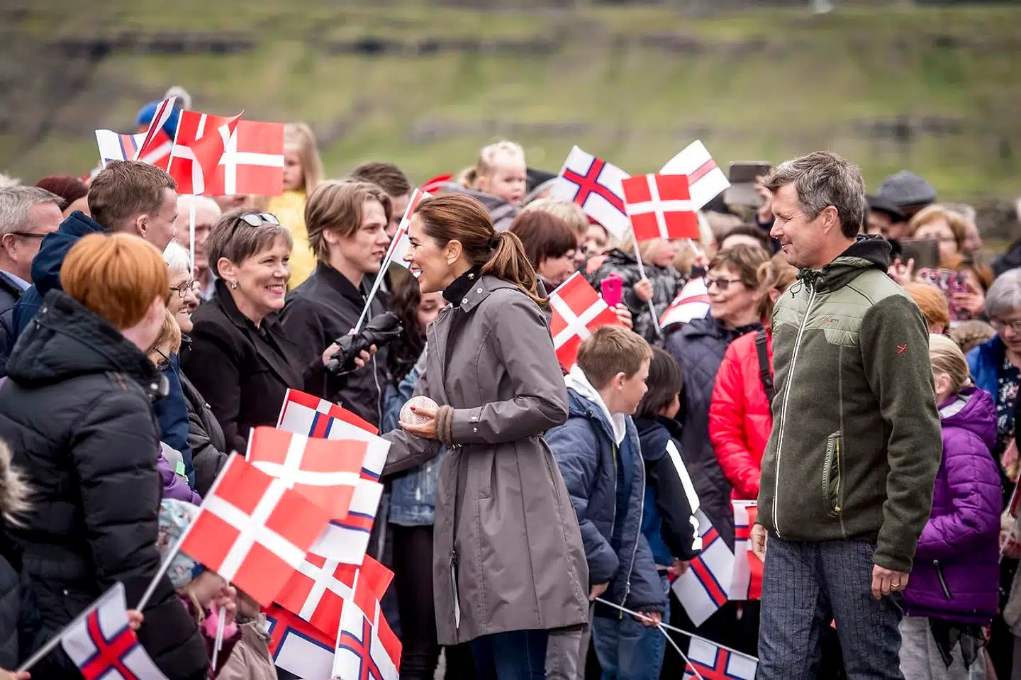 Kongehuset, her ved kronprins Frederik og kronprinsesse Mary, markerer hvert år Rigsfællesskabet med et besøg. Billedet her stammer fra august 2018, da det royale par ankom til Haldorsvik i forbindelse med deres officielle besøg på Færøerne.