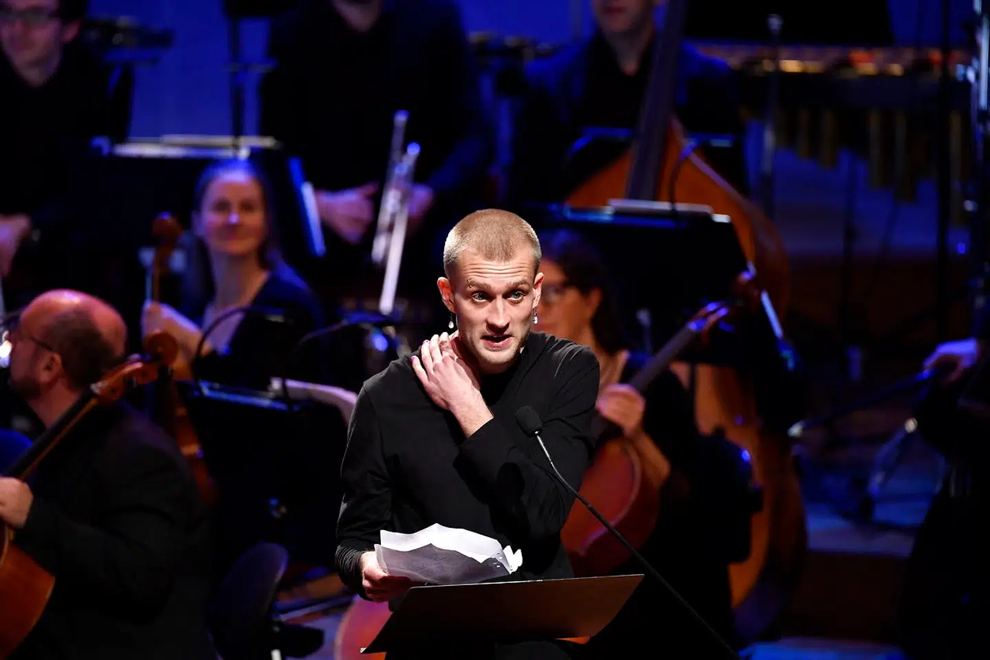 Forfatteren Jonas Eika gik hårdt til statsminister Mette Frederiksen (S) under sin takketale i Stockholms Koncerthus.