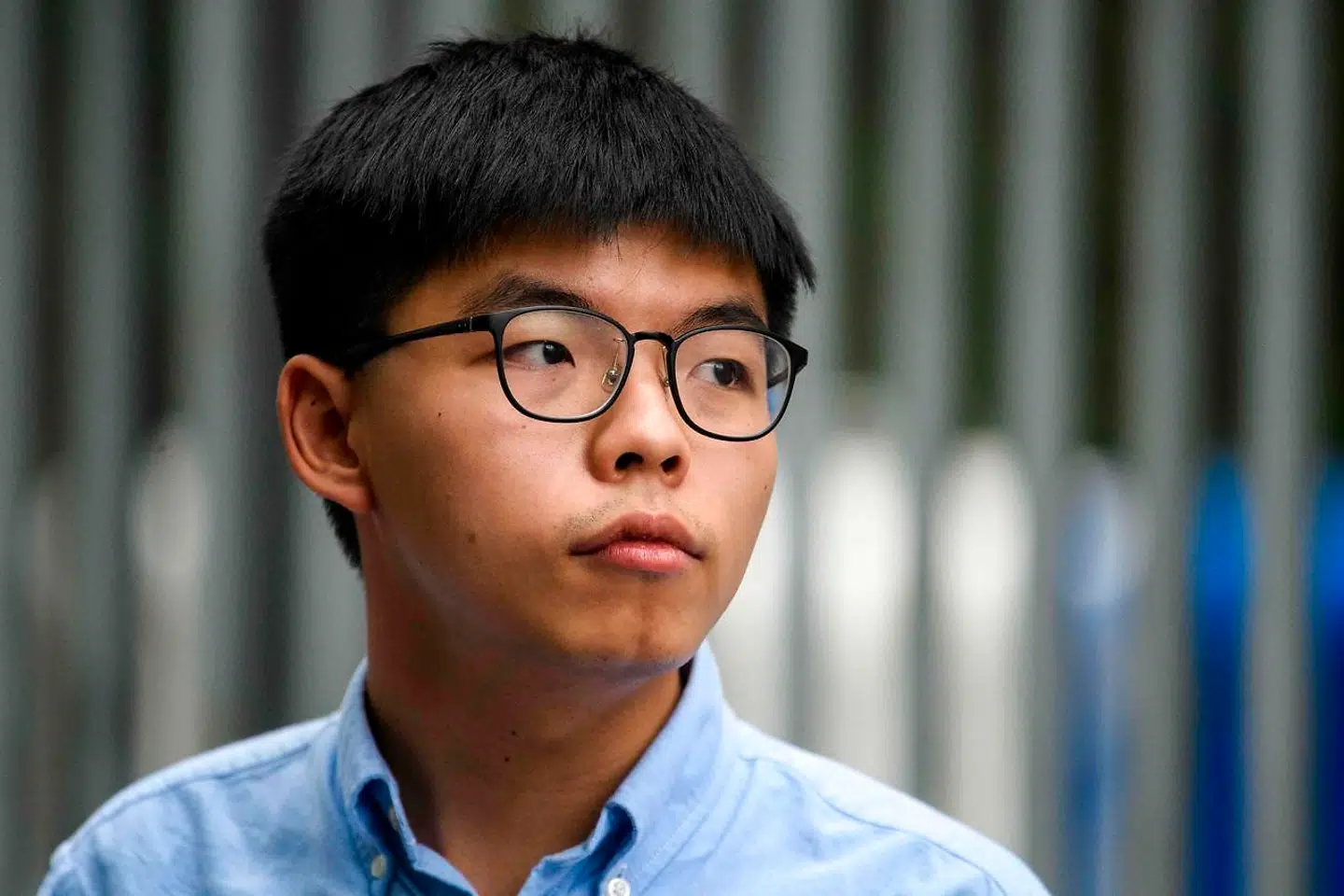 Joshua Wong holdt pressemøde tirsdag foran Hongkongs lovgivende forsamling, efter at han blev nægtet at stille op til det kommende lokalvalg.