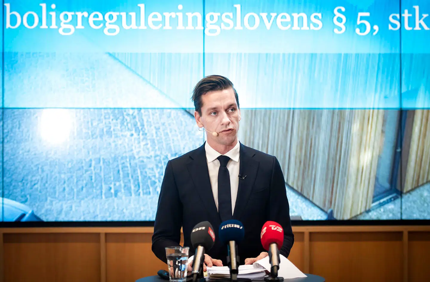Boligminister Kaare Dybvad Bek (S) præsenterede tirsdag formiddag en rapport om boligreguleringslovens paragraf 5, stk. 2 med forslag om, hvordan man kan dæmme op for voldsomme huslejestigninger.