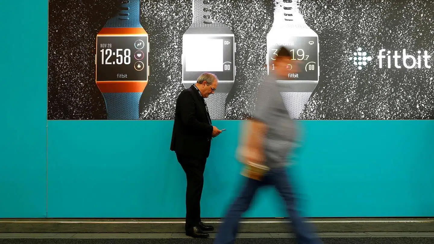 Fitbit står bag fitnessarmbånd og smarture – og dem vil Google gerne have fingrene i. Arkivfoto: Fabrizio Bensch, Reuters/Ritzau Scanpix