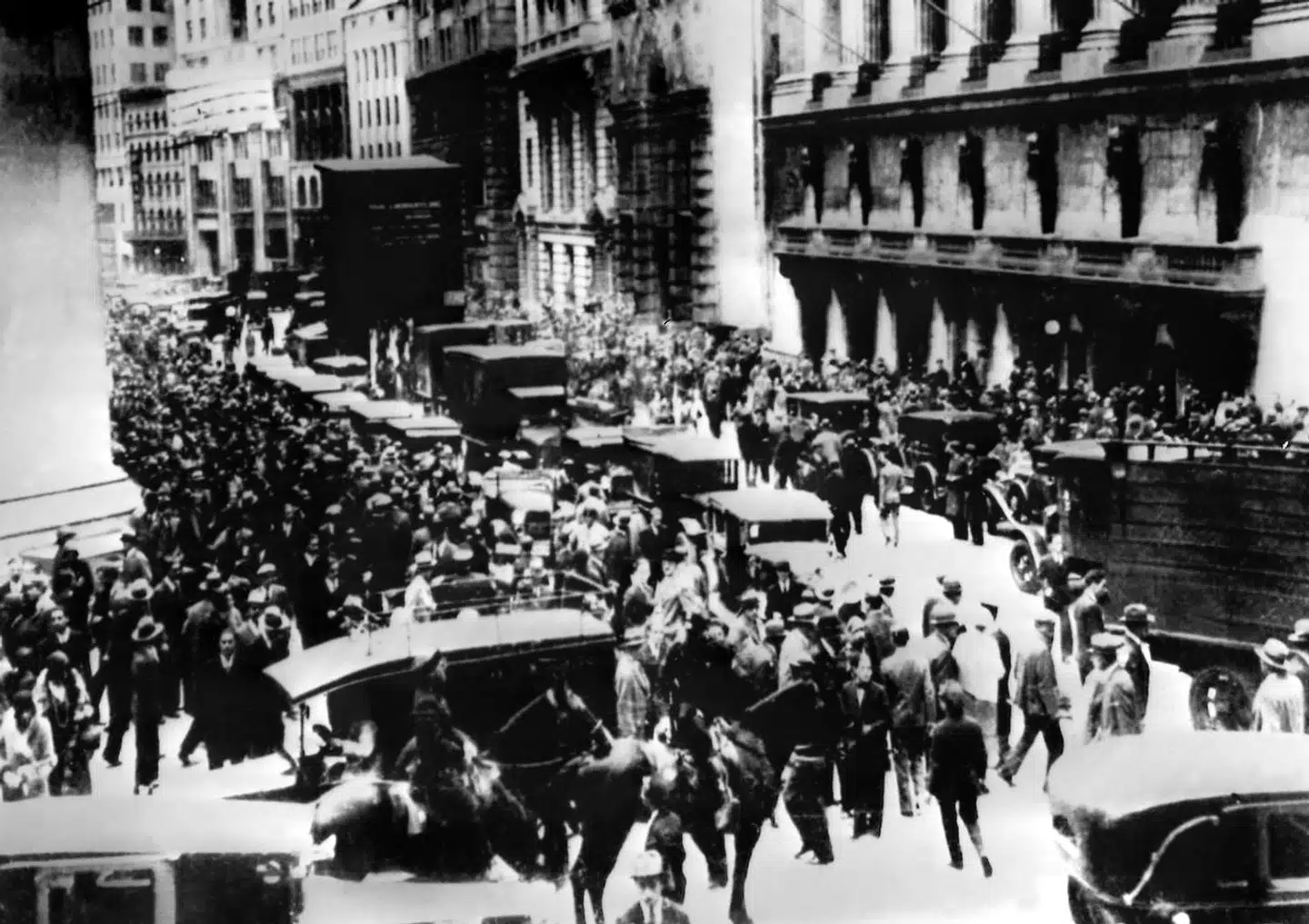 Menneskemængder samles uden for New York Stock Exchange på Wall Street på »Den Sorte Tirsdag« 29. oktober 1929. 90 år senere har vi ifølge en række eksperter lært en del af verdenshistoriens dengang største børskrak og den efterfølgende økonomiske depression.