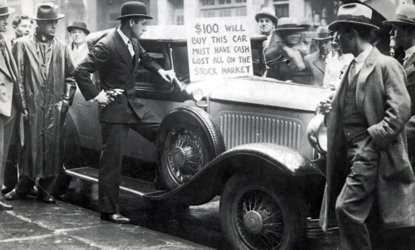 En investor forsøger at sælge sin bil i kølvandet på det store børskrak på Wall Street 29. oktober 1929. Dagen blev også kendt som »Den Sorte Tirsdag«, fordi børsindekset Dow Jones faldt 12,8 pct. Telefonlinjer og telegrafer brød sammen, og dette informationsvakuum førte kun til mere frygt og panik. Krakket signalerede begyndelsen på den 12-år lange depression, der berørte alle vestlige industrialiserede lande, og som ikke sluttede i USA før starten af den amerikanske mobilisering til Anden Verdenskrig i slutningen af 1941.