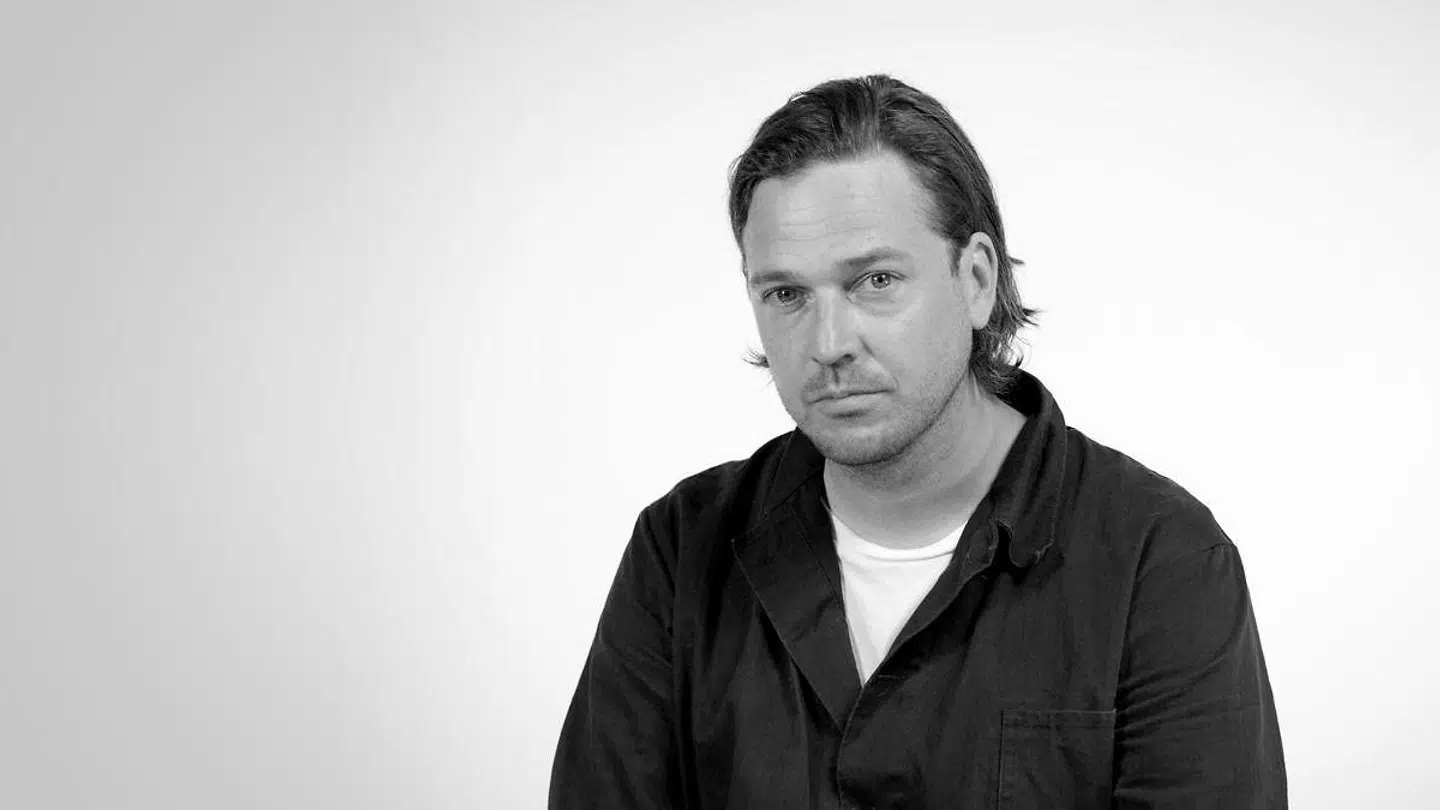 Benjamin Robin Graahede er en del af reklamebureauet Scholz & Associates, men han er ikke ansat på klassisk vis. Han er i stedet freelancetilknyttet, og det passer ham fint.