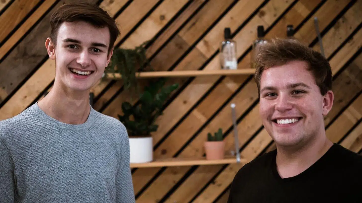 Jesper Kolbe Vedersø (tv.) og Emil Malthe Eilertsen (th.) står bag virksomheden og det digitale fællesskab Dojo.dk. PR-foto