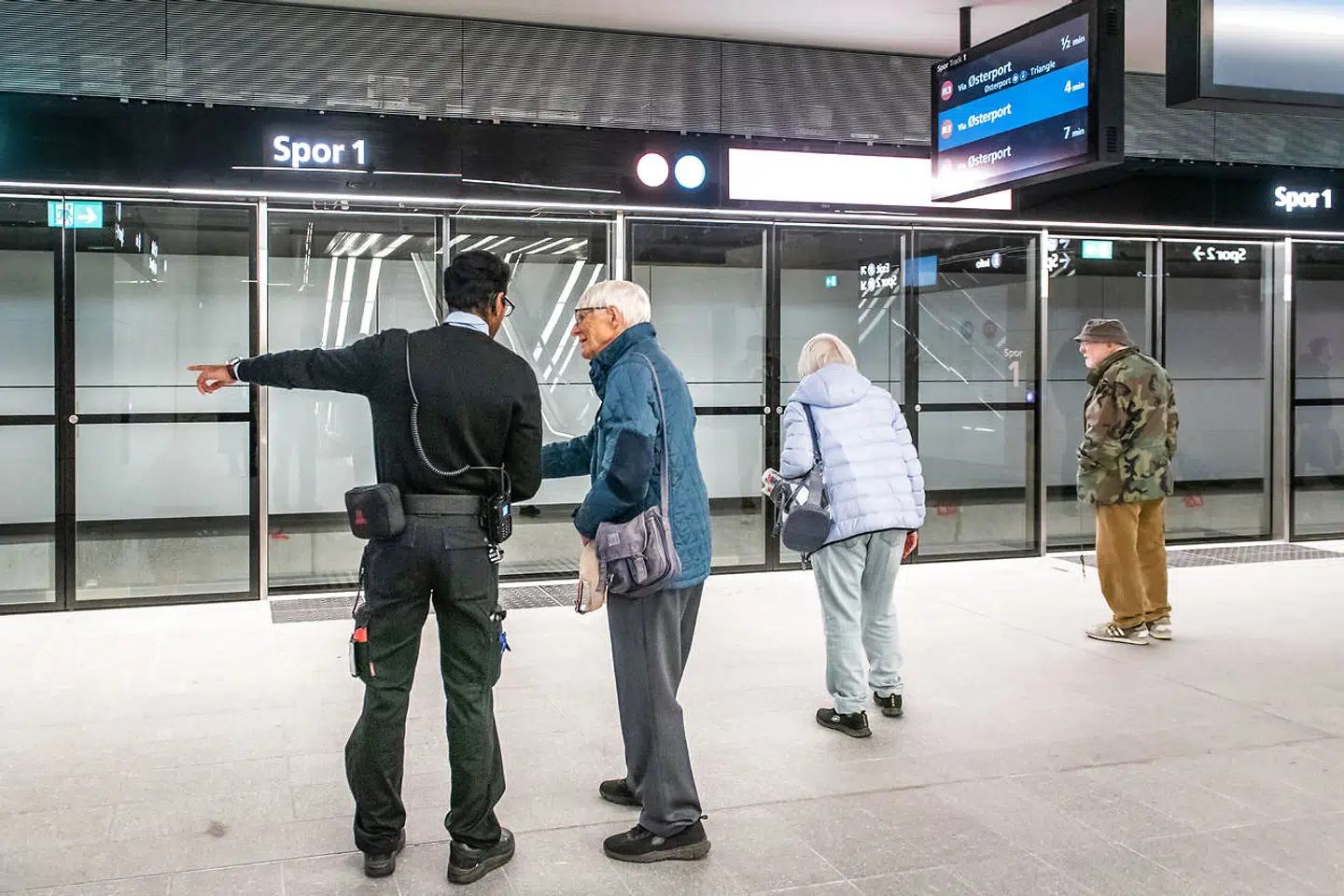 Den nye metrolinje står stille tirsdag morgen.