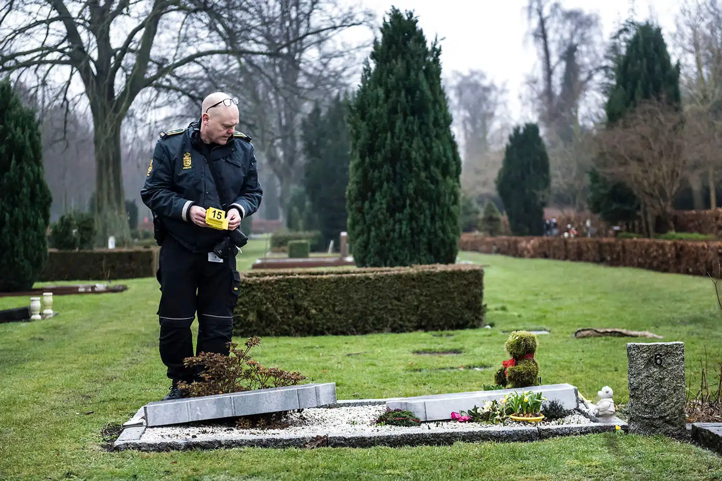 Arkivfoto. I slutningen af februar 2017 blev otte gravsten væltet og ødelagt på Vestre Kirkegårds muslimske afdeling. Københavns Kommune sagde, at der var tale om en forbrydelse. Her ses en betjent ved en af de væltede gravsten.