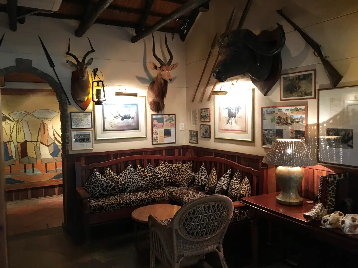 Hemingway var en af de mange prominente personer, som kom til Sydafrika på storvildtjagt, mens det stadig var tilladt. Også omkring Kruger Nationalpark, hvor Mala Mala har bevaret stilen fra dengang i deres lodge.