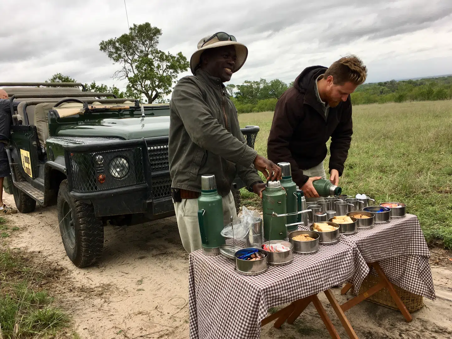 Dagens første safarikørsel byder på morgenmad et sikkert sted, hvor guiderne kan holde øje med sultne dyr, som kunne finde på at ligge på lur efter turister.