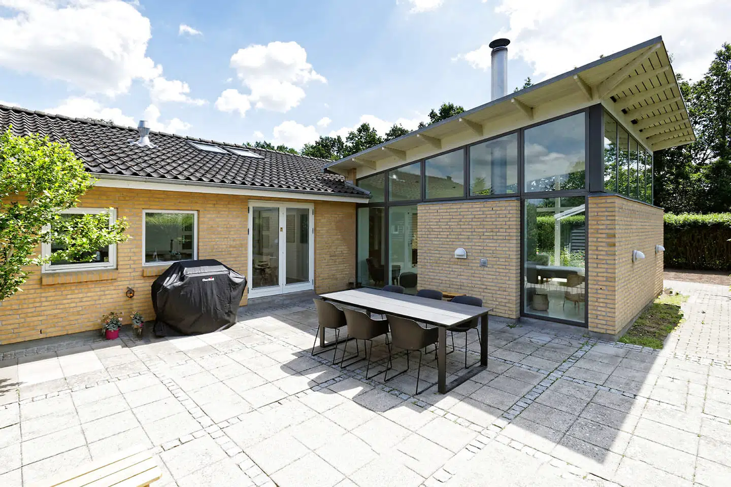 Eurodan-huset i gule mursten fra først i 90erne blev optimeret ved hjælp af nye møbler, tapeter, tæpper og tekstiler.