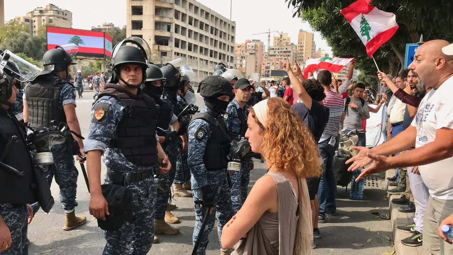 Demonstranterne nægter at flytte sig for mililæret og politiet.