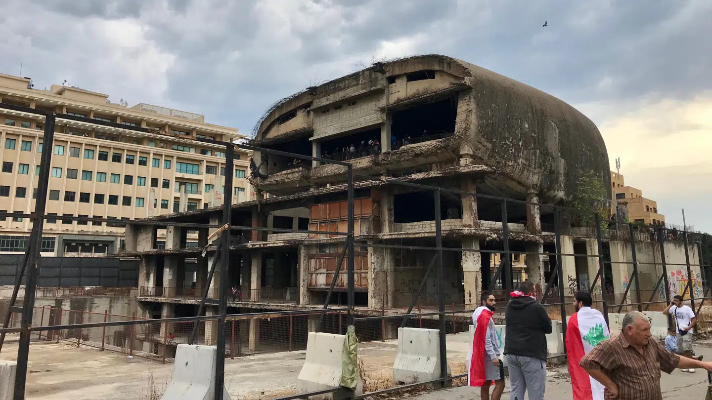 Ægget – en oval biografbygning, der aldrig blev færdig, inden borgerkrigen brød ud i 1975 – er nu blevet samlingssted for demonstranterne.