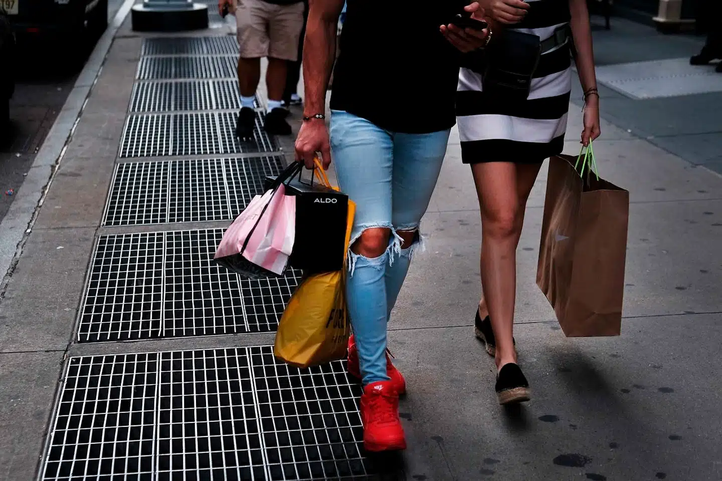 Mens fast fashion-modemærker som H&M, Zara og Forever 21 for alvor har domineret det amerikanske marked i det seneste årti, er andelen af tekstilaffald vokset eksplosivt på affaldspladsen, og det belaster klimaet. Nu er det tid til at ændre shoppingvaner.