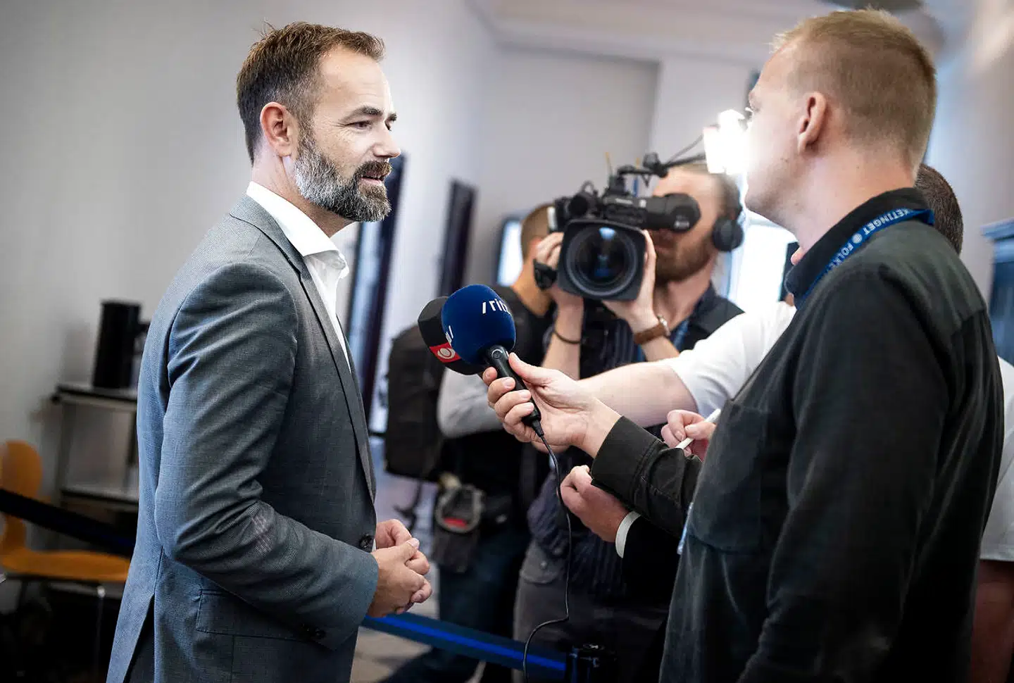 »Dem, der har pengene til det, har altid kunnet købe sig til mere velfærd. Det vigtigste er, at det, der er nødvendigt, er vi fælles om at finansiere, så det ikke er størrelsen af pengepungen, der afgør, om man kommer til læge eller får en plads i en god daginstitution,« siger KL-formand Jacob Bundsgaard.