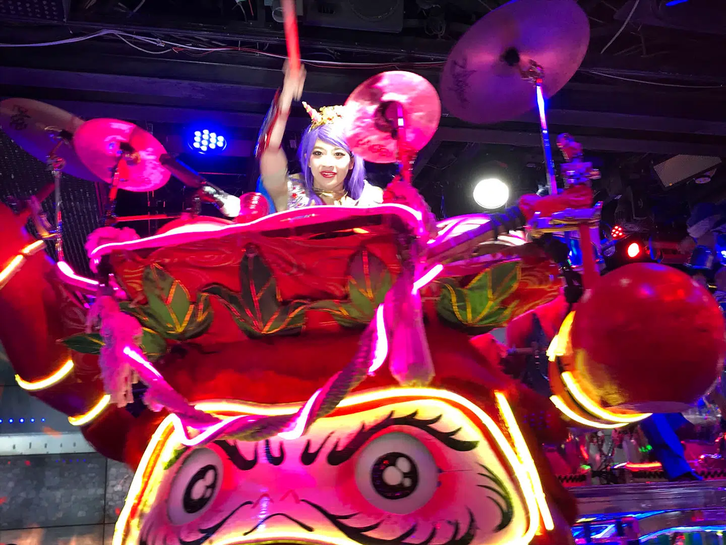 Der er kæmpetudser og glow-sticks og robotter der slås og letpåklædte kvinder som krigere og ret meget larm. Faktisk kan det ikke helt beskrives med ord, men skal helt klart ses – og børn vil også synes det er sjovt.