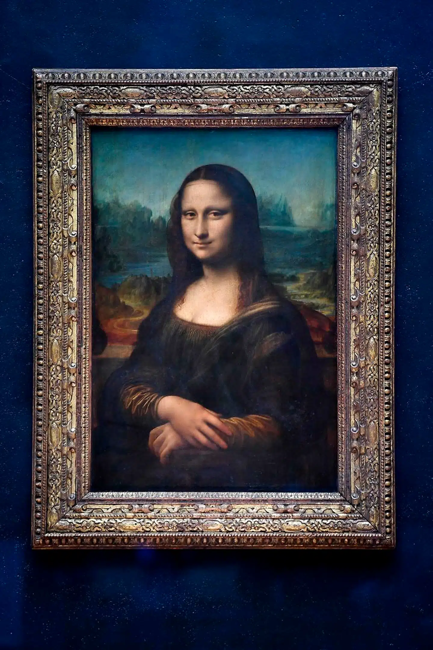 Den største samling af Leonardos værker nogensinde udstilles på Louvre for tiden. »Mona Lisa« er ikke flyttet hen til udstillingen og må altså beses på billedets faste plads i huset.